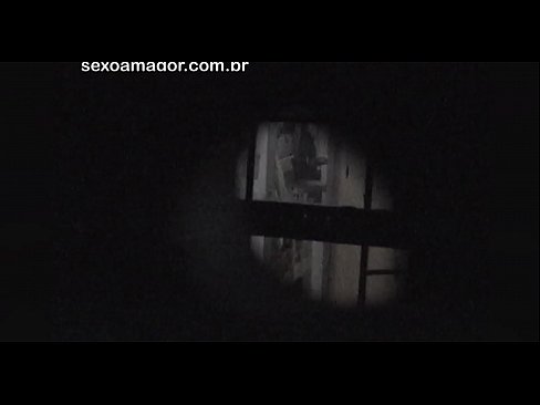 ❤️ Blondie filmohet fshehurazi nga një soditës i lagjes i fshehur pas tullave të zbrazëta ❤❌ Video seksi tek ne ️❤
